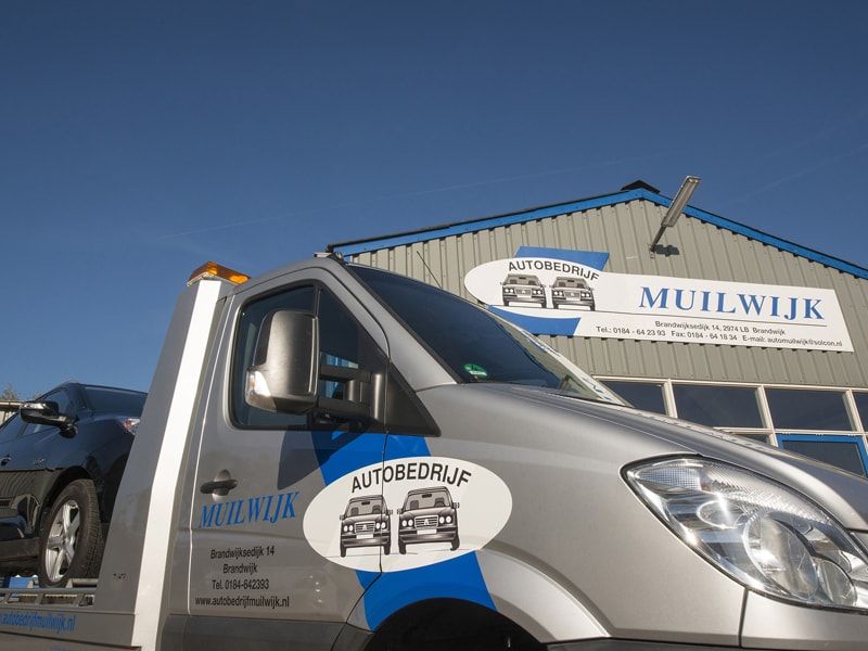 Bus en bedrijfspand autobedrijf Muilwijk